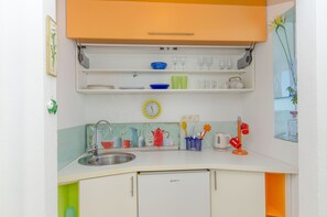 Studio (A1) | Private kitchen | Fridge, stovetop, electric kettle, cookware/dishes/utensils - Apartments Vesela (Gradac)