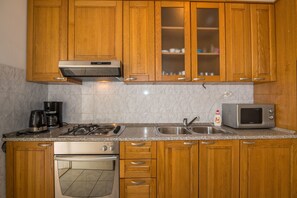 Private kitchen | Fridge, microwave, oven, stovetop - Apartments Petar (Kastela)