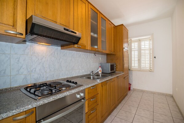 Private kitchen | Fridge, microwave, oven, stovetop
