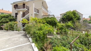 A two-story building with a staircase leading to the upper floor. - Apartment Damir (Primosten)