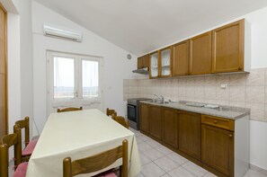 Departamento (A2) | Cocina privada | Refrigerador, horno, parrilla de estufa y utensilios de cocina 