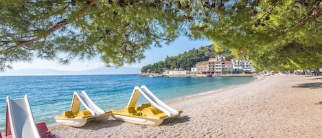 Una spiaggia nelle vicinanze