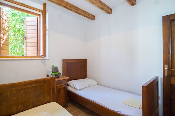 Iron/ironing board, bed sheets