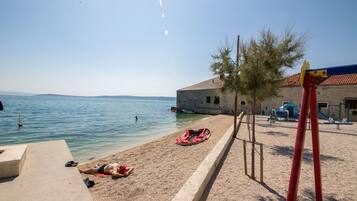 Una spiaggia nelle vicinanze