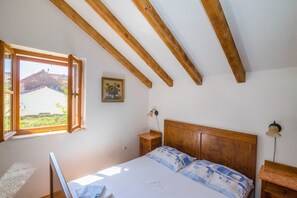 Iron/ironing board, bed sheets