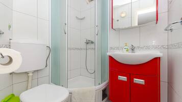 Studio (A4) | Bathroom | Shower, hair dryer