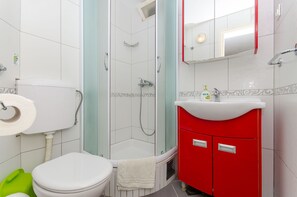 Studio (A4) | Bathroom | Shower, hair dryer - Apartments Tonci (Podgora)