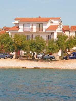 Beach nearby - Apartments Jere (Primosten)