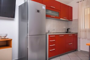 Apartamento (A2) | Cocina privada | Frigorífico, placa de cocina, utensilios de cocina y congelador