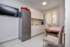 Apartment (A1) | Private kitchen | Fridge, stovetop, cookware/dishes/utensils, freezer - Apartments Frane (Primosten)