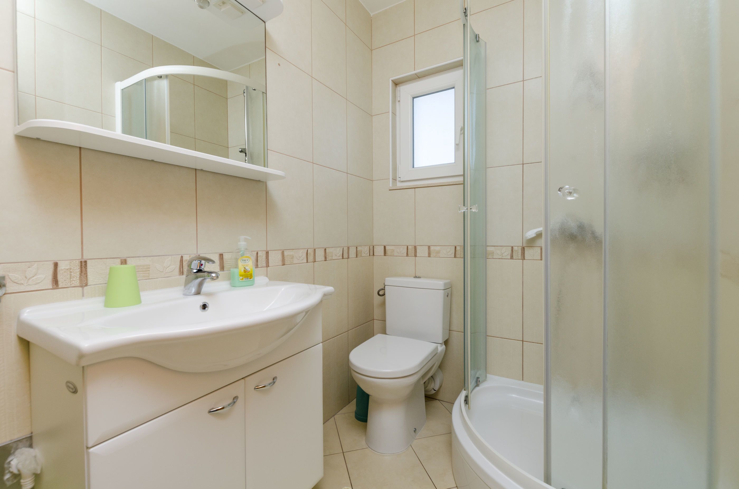 Un baño con lavabo, inodoro y ducha.
