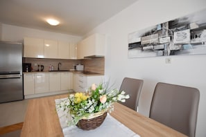 Apartment (A3) | Eigene Küche | Kühlschrank, Mikrowelle, Herdplatte, Geschirrspüler