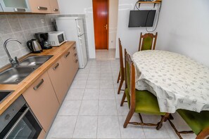 Apartment (A2) | Eigene Küche | Kühlschrank, Mikrowelle, Herdplatte, Wasserkocher mit Kaffee-/Teezubehör