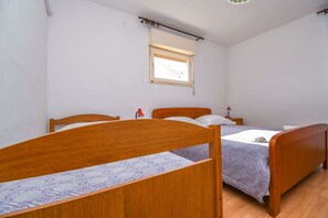 Departamento (A2) | Tabla de planchar con plancha y ropa de cama 