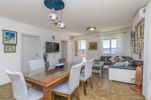 Private kitchen | Fridge, oven, stovetop, electric kettle