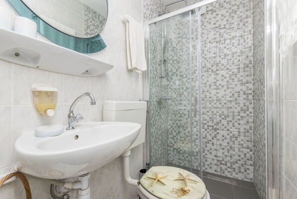 Bathroom | Shower