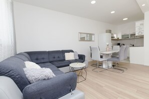 Apartment (A2) | Wohnzimmer | Fernseher