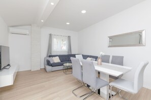 Apartment (A2) | Living room | TV - Apartments Dasa (Primosten)