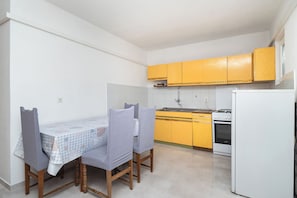 Apartment (A1) | Eigene Küche | Kühlschrank, Herdplatte