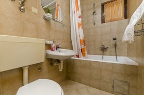 Apartment (A2) | Bathroom | Bathtub