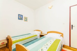 Tabla de planchar con plancha, wifi gratis y ropa de cama 