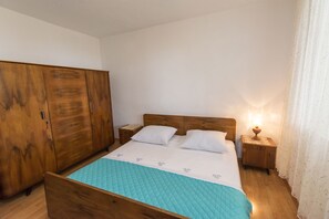 Free WiFi, bed sheets - Apartment Anka (Primosten)