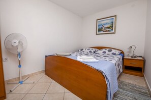 Free WiFi, bed sheets - Apartment Anka (Primosten)