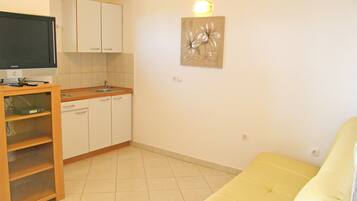Departamento (A2) | Cocina privada | Refrigerador, parrilla de estufa y utensilios de cocina