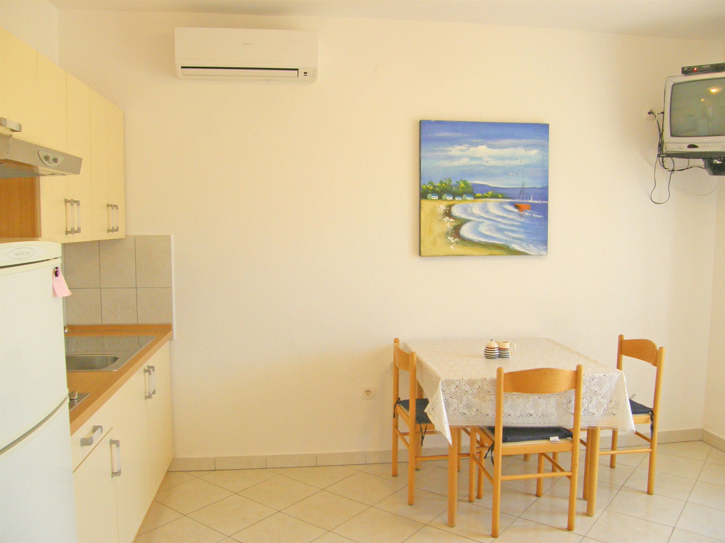 Departamento (A3) | Cocina privada | Refrigerador, parrilla de estufa y utensilios de cocina 