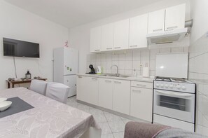 Apartamento (A2) | Cocina privada | Frigorífico, horno, placa de cocina y hervidor eléctrico