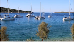 A marina with several sailboats docked. - Apartment Slavko (Primosten)