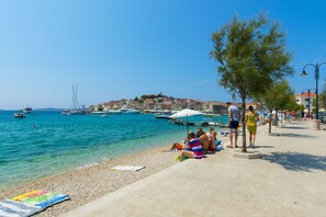 Beach nearby - Apartment Slavko (Primosten)
