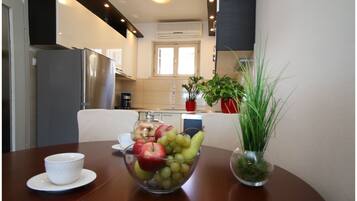 Apartment (A1) | Eigene Küche | Kühlschrank, Ofen, Herdplatte, Geschirrspüler