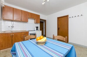 Private kitchen | Fridge, stovetop, cookware/dishes/utensils