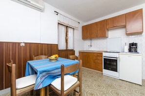 Private kitchen | Fridge, stovetop, cookware/dishes/utensils