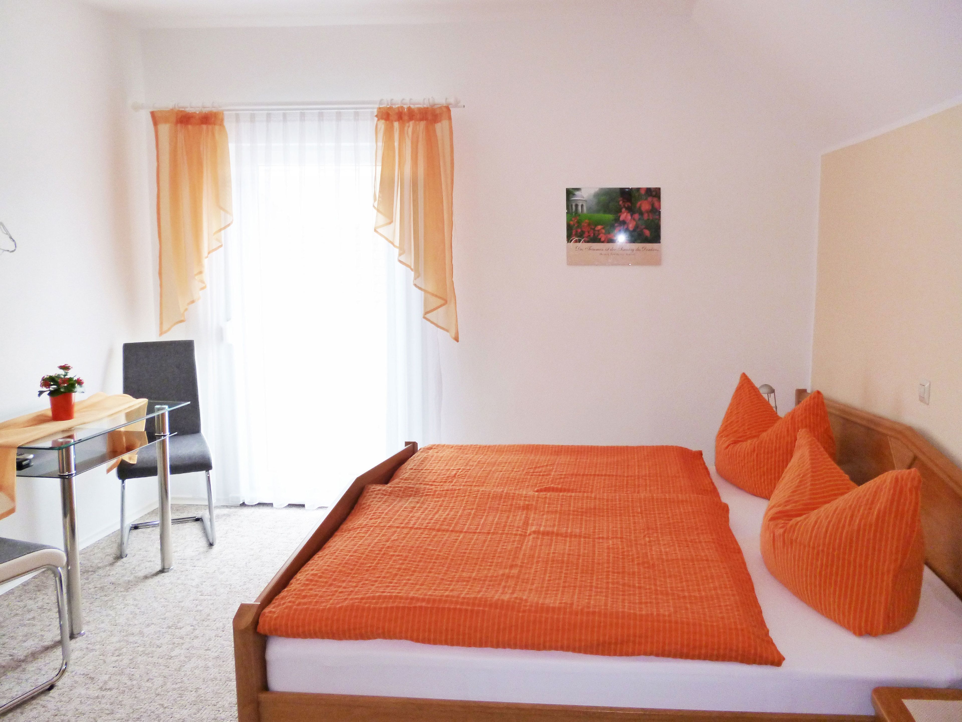 Cortinas blackout, tabla de planchar con plancha y ropa de cama 