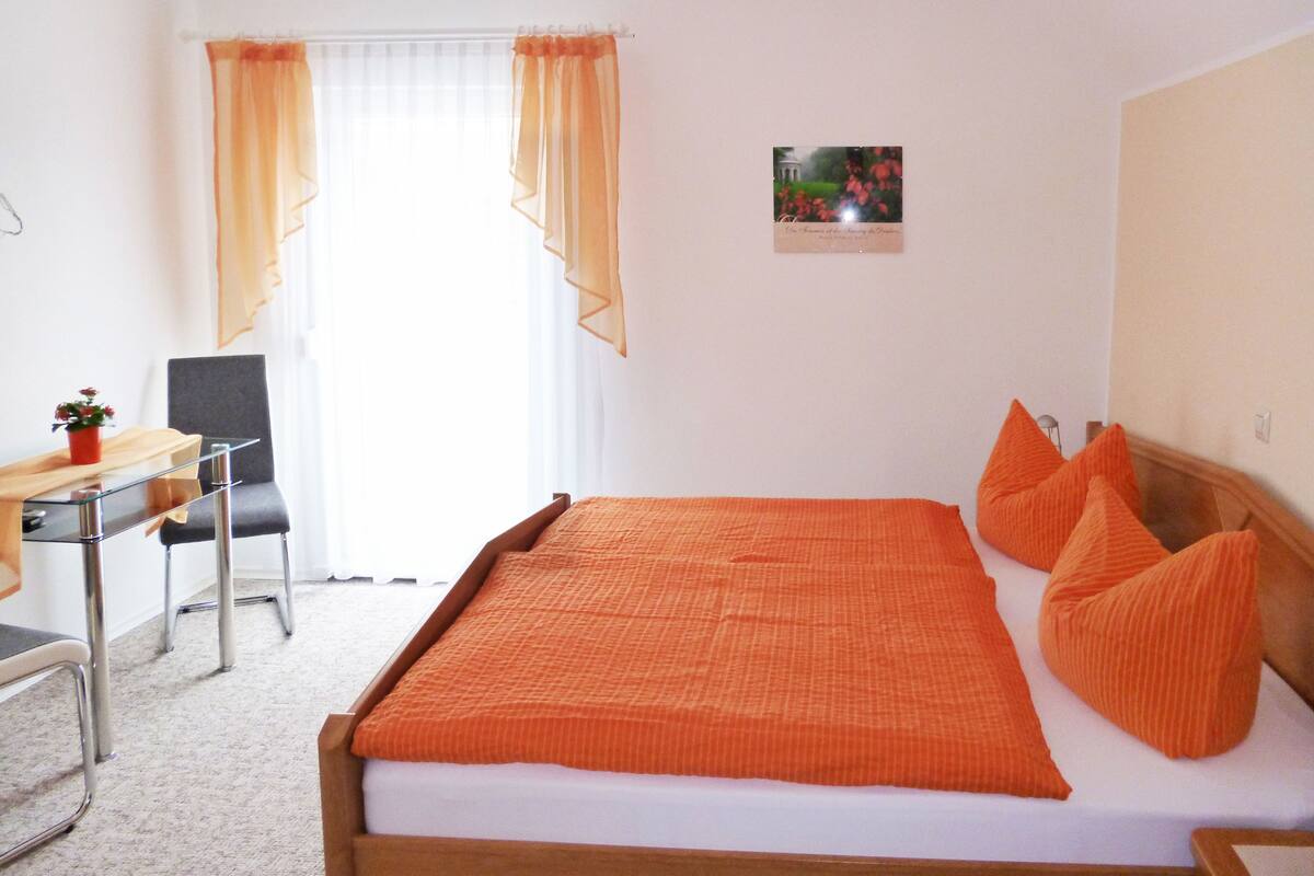 Cortinas blackout, tabla de planchar con plancha y ropa de cama