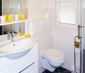 Ducha, toallas, jabón, papel higiénico