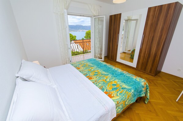 Iron/ironing board, free WiFi, bed sheets