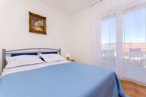 Tabla de planchar con plancha, wifi gratis y ropa de cama 
