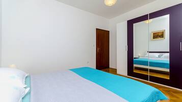 Tabla de planchar con plancha, wifi gratis y ropa de cama