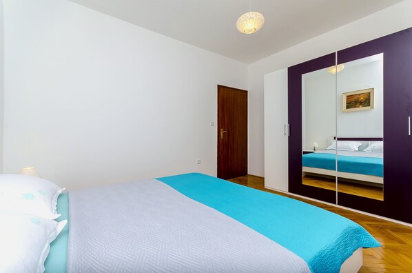 Iron/ironing board, free WiFi, bed sheets