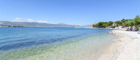 بالقرب من الشاطئ