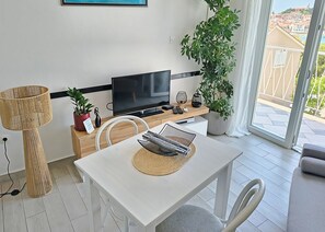 Apartment (A1) | Living room | TV - Apartment Nensi (Primosten)