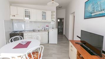 Apartment (A1) | Private kitchen | Fridge, oven, stovetop, coffee/tea maker