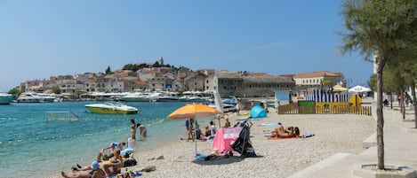 Una playa cerca