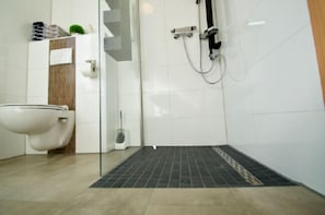Appartement | Salle de bain | Douche, sèche-cheveux, serviettes fournies, savon