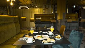 TĂ€gliches FrĂŒhstĂŒcksbuffet (14.9 EUR pro Person)