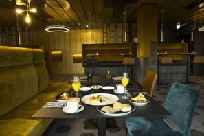 Petit déjeuner buffet servi tous les jours en supplément