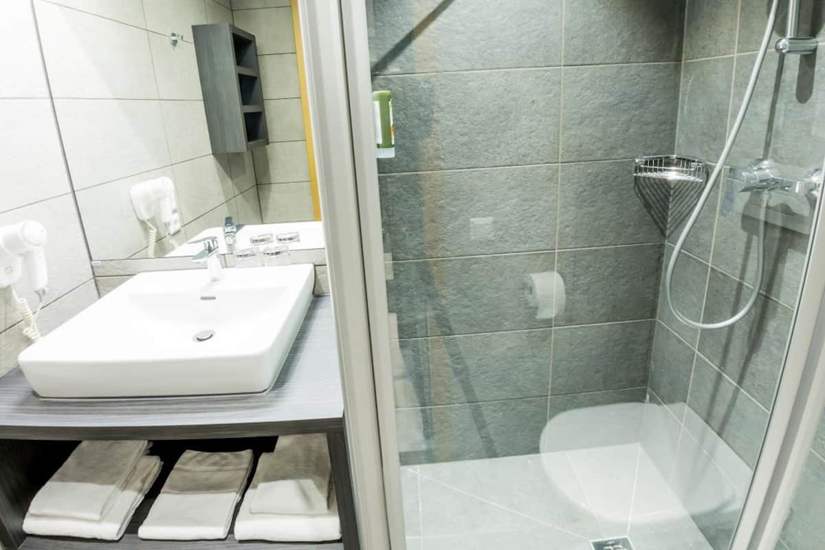 standard single room | bathroom | shower, hair dryer, towels